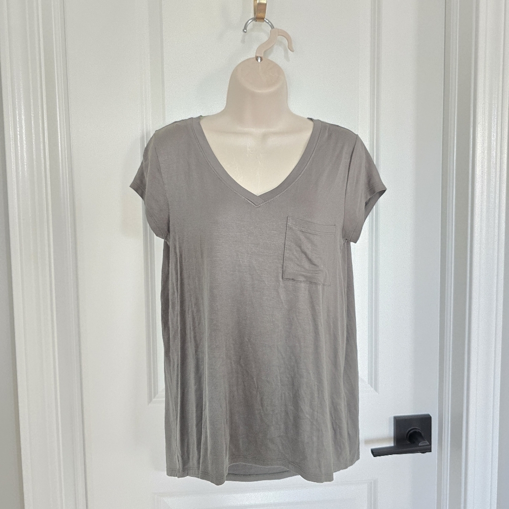 NWT Cable & Gauge Olive Green V-Neck Tee Sz Medium